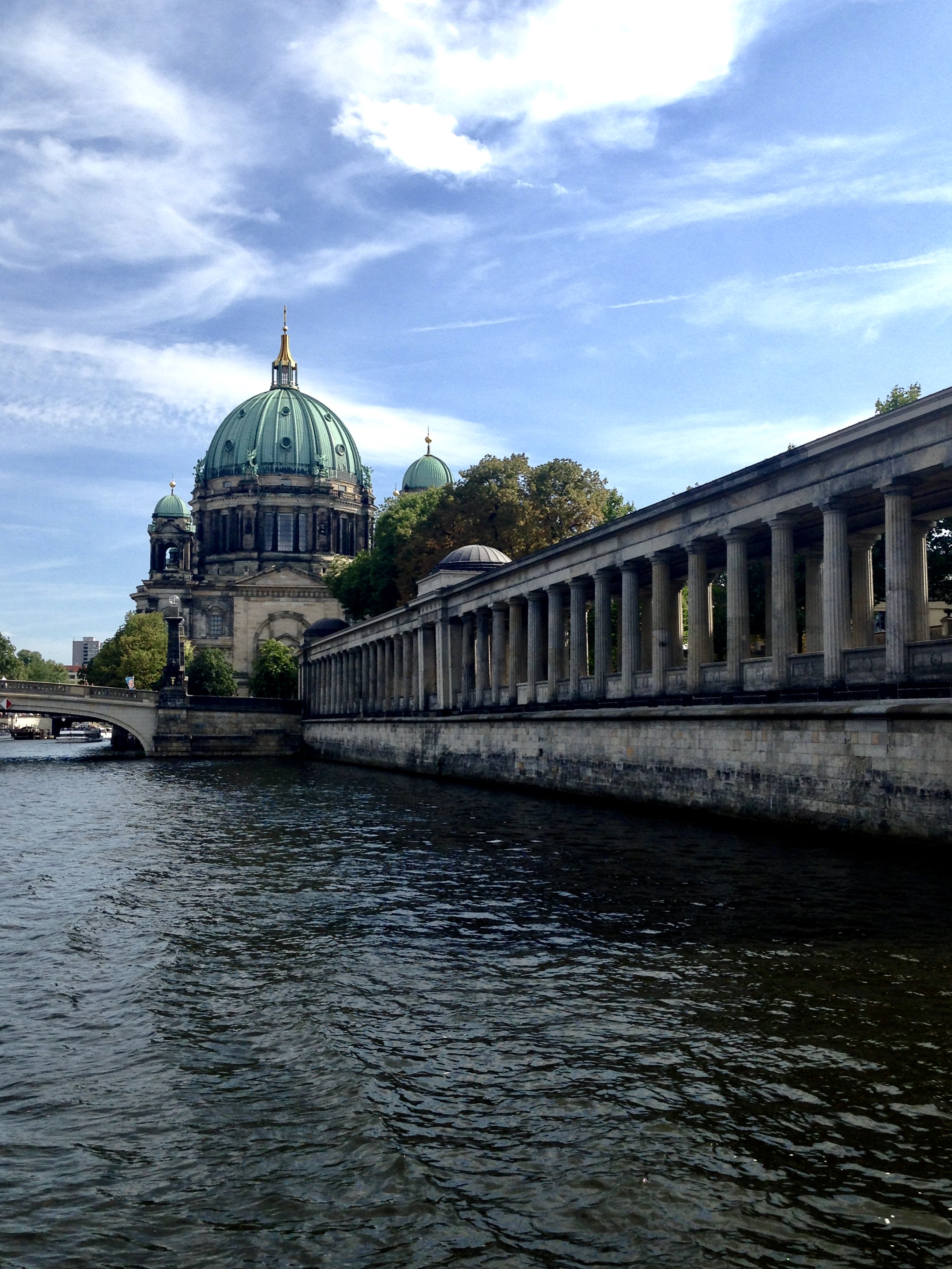 Precum și tot ceea ce descopăr... În spate se observă Catedrala din Berlin (celebrul Dom din Berlin), aflată pe Insula muzeelor