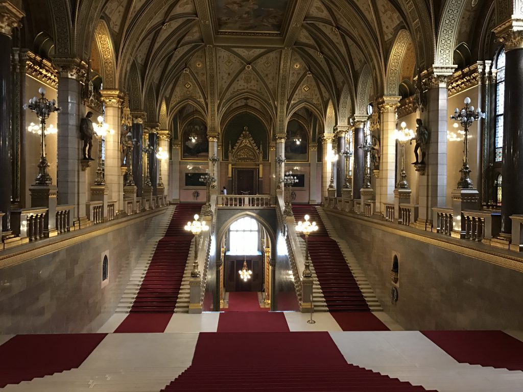 Treptele principale din Palatul Parlamentului din Budapesta