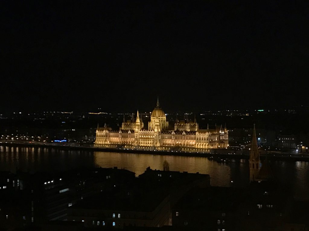 Palatul Parlamentului din Budapesta văzut noaptea