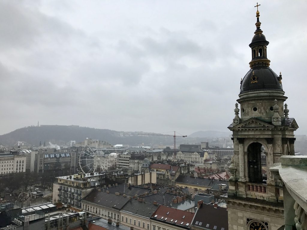 Budapesta într-o zi ploioasă, văzută din cupola Basilicii Sfântul Ștefan