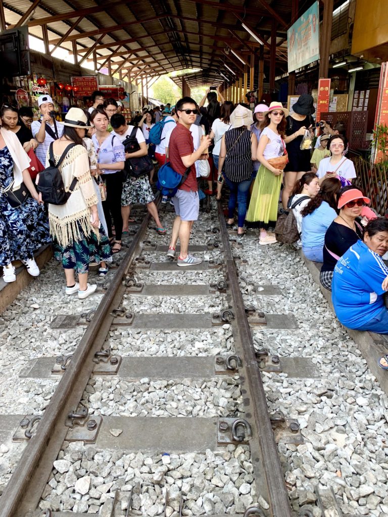 Piața de pe calea ferată Mae Klong