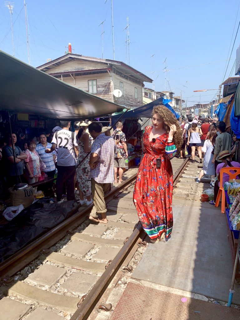 Piața de pe calea ferată Mae Klong