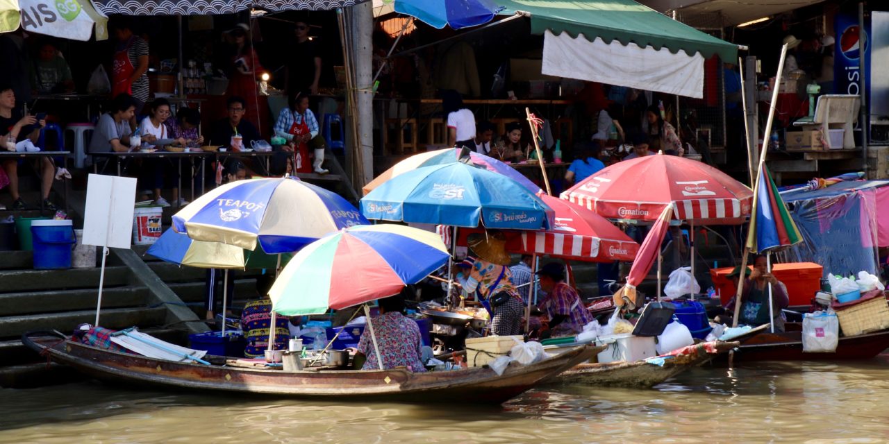 Cele mai inedite piețe din Bangkok – piața plutitoare Amphawa și piața de pe calea ferată Mae Klong