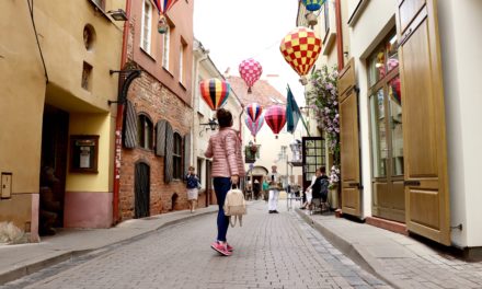 Pe străzile din Vilnius nu vei descoperi doar obiective turistice, ci te vei întâlni și cu farmecul Evului Mediu
